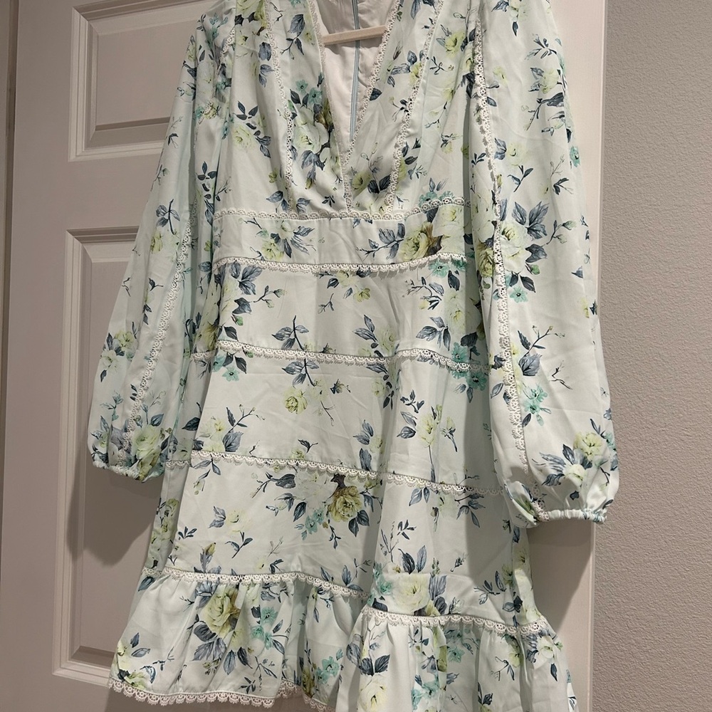 Womens white lace tiered print - mint green with long sleeves and v neck lace
